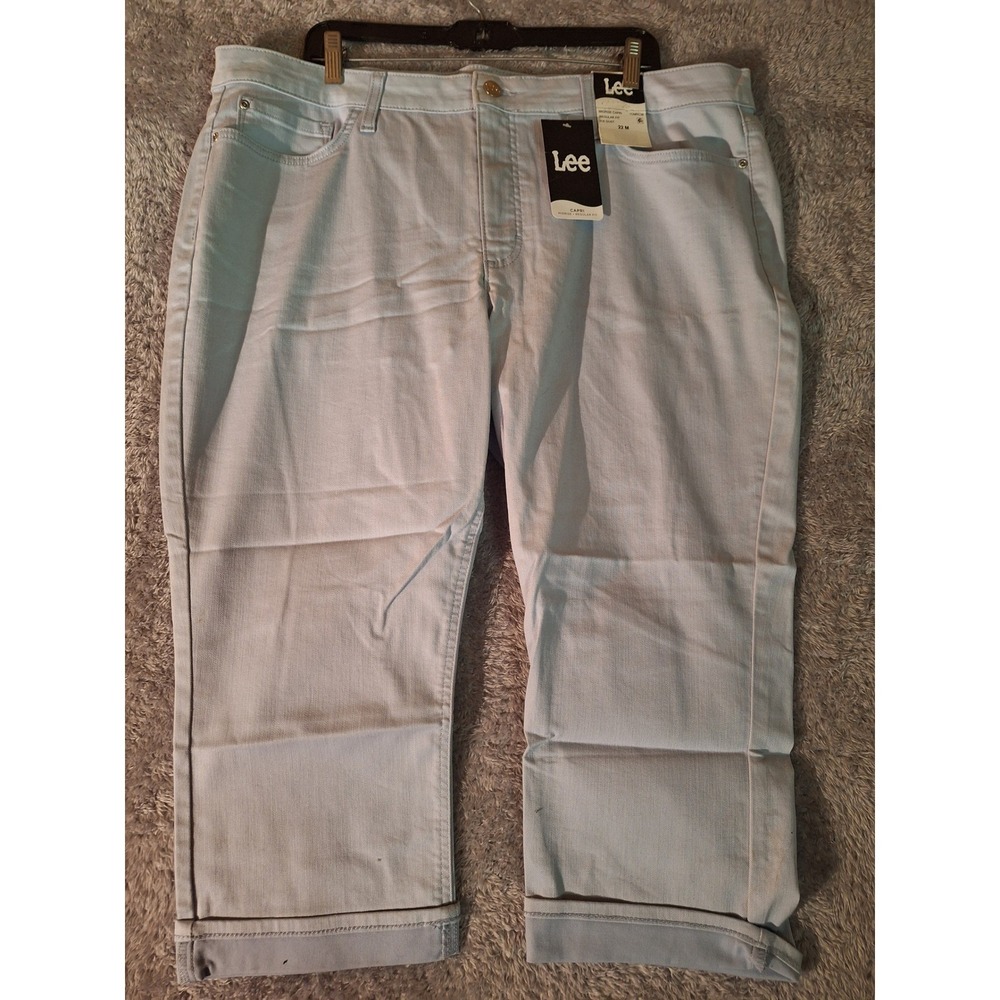 Lee Capri Midrise Regular Fit Ice Dust Women's Size 22 M Cropped Pants. Beachy